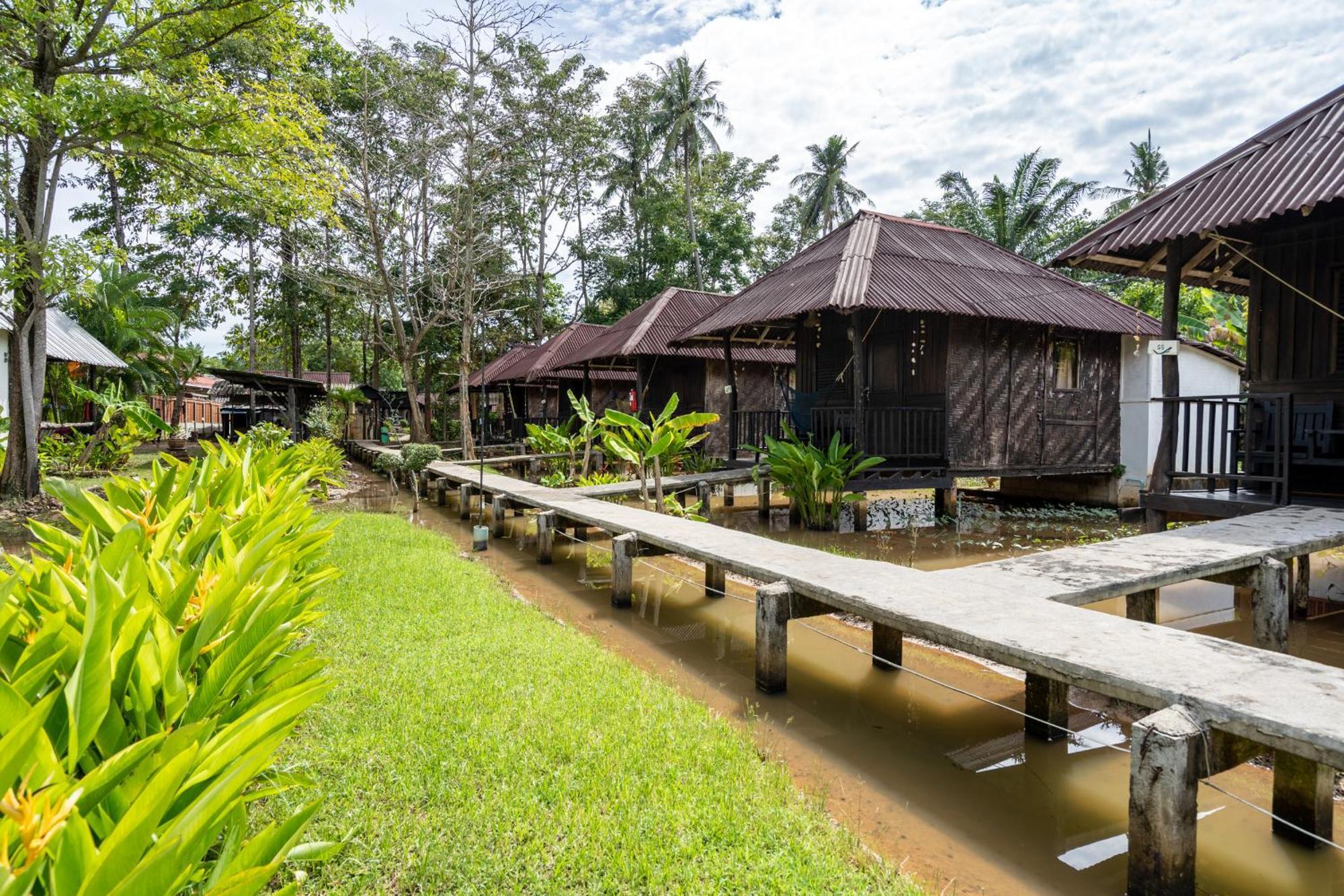 Quarto com 2 Camas de Solteiro e Vista do Jardim